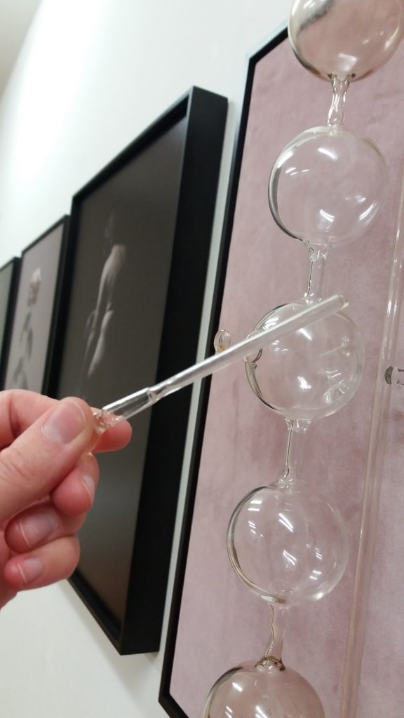 Dispositif 'Un instant' de Lucien Boesiger mis en scène par Roberto Greco dans son oeuvre OEillères — L’Objet Parfumant avec un parfum de Marc-Antoine Corticchiato